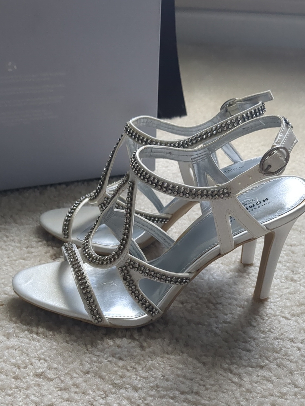 New Unforgettable Moments Beaded Satin Silver Women's T-Strap Heel Sandals Sz 7